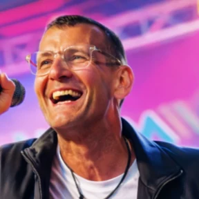 Klaus Pfeffer am Mikrofon auf der Bühne